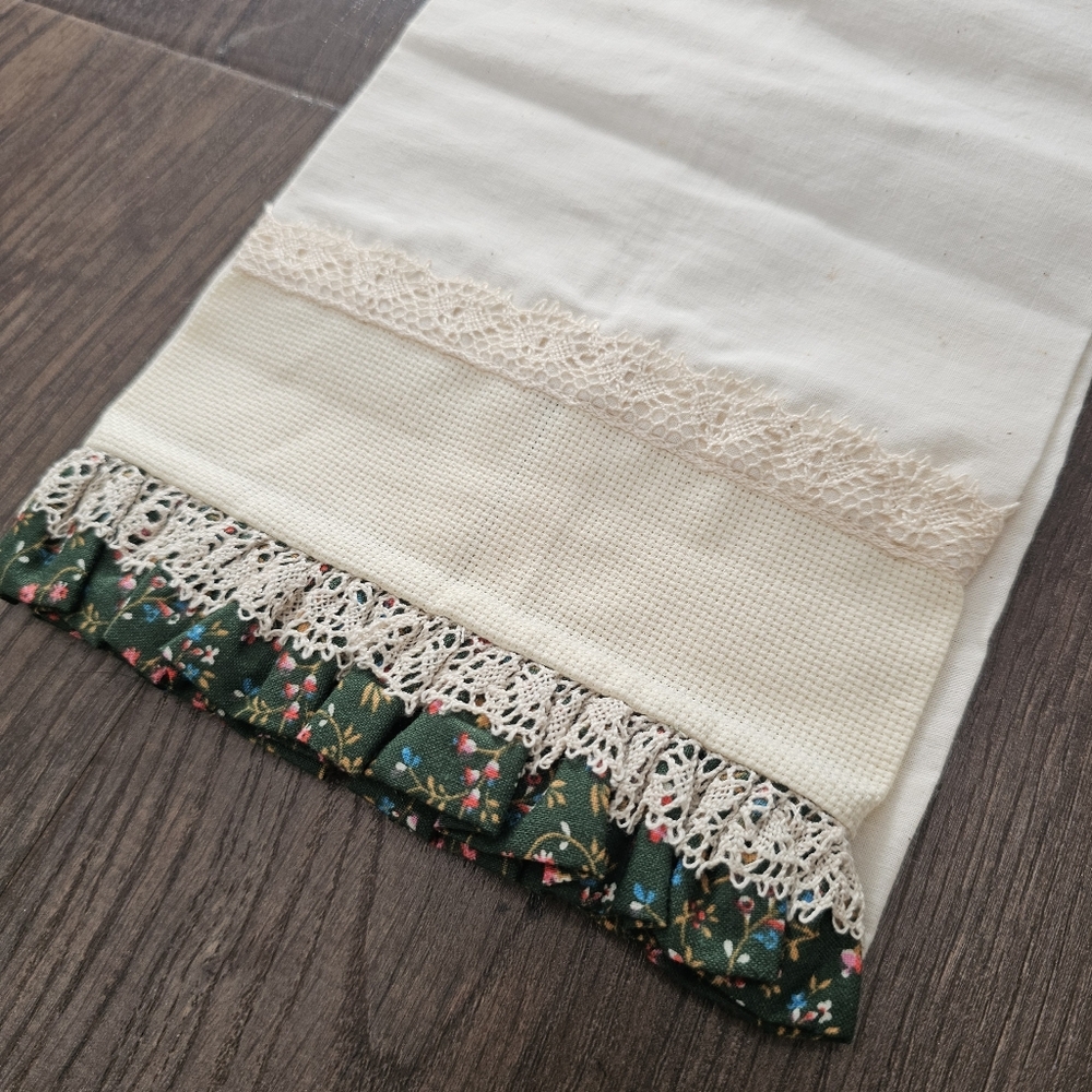 *NEW* Vintage Linen Hand Towel Green Ruffle Floral